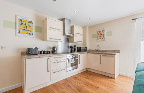 Leicester City Centre Apartment | Comfortable 3-Bed Flat for 7 Guests, Ideal Family Stay in Prime Area with Fast Wi-Fi