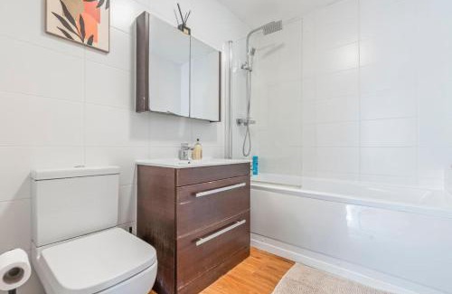 Leicester City Centre Apartment | Comfortable 3-Bed Flat for 7 Guests, Ideal Family Stay in Prime Area with Fast Wi-Fi