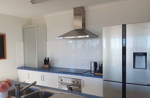 Melville House | Comfortable 3 bedroom home, absolute beachfront!