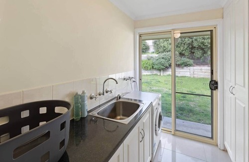 Mount Gambier House | Comfortable 4-Bedroom Home with Backyard Escape