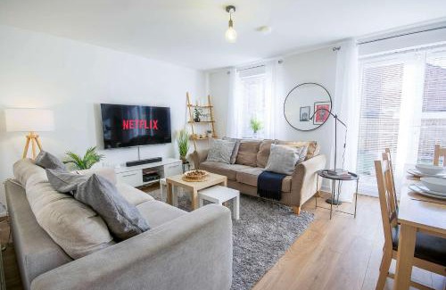 Long Eaton House | Comfortable 4 Bed Modern Townhouse with Parking