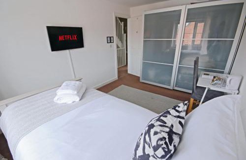 Long Eaton House | Comfortable 4 Bed Modern Townhouse with Parking