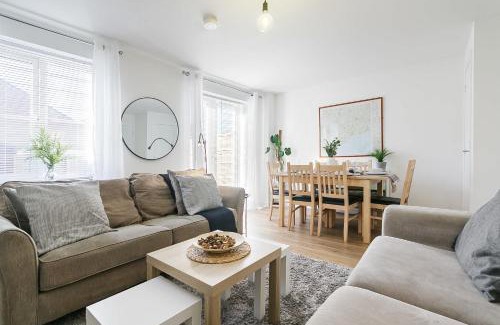 Long Eaton House | Comfortable 4 Bed Modern Townhouse with Parking