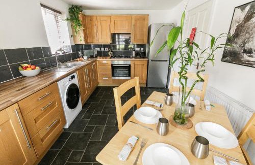 Long Eaton House | Comfortable 4 Bed Modern Townhouse with Parking