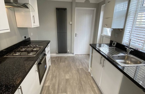 Grimsby House | Comfortable 4-bedroom serviced accommodation in Grimsby with private garden and on-street parking