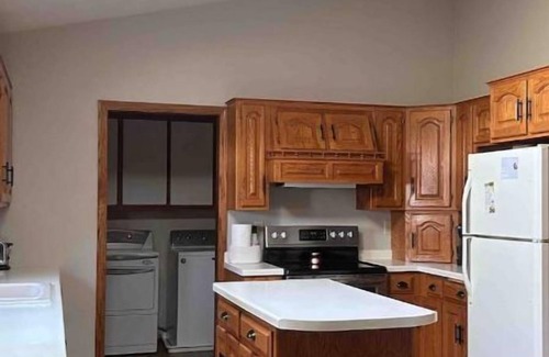 Bellevue House | Comfortable and Clean GB Home close to Lambeau