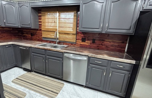 Industrial House | Comfortable and safe neighborhood Riverview Home. Close to Dozens of Restaurants