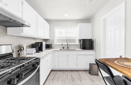 Compton Apartment | Comfortable Compton 2 Bed APT 2