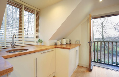 Hertford Apartment | Comfortable Cosy Private Barn conversion, Own courtyard, parking, nr to station