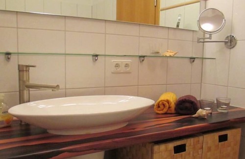 Busumer Deichhausen Apartment | comfortable apartment for 2-3 P. overlooking the North Sea, * Wi-Fi *, Pets Allowed