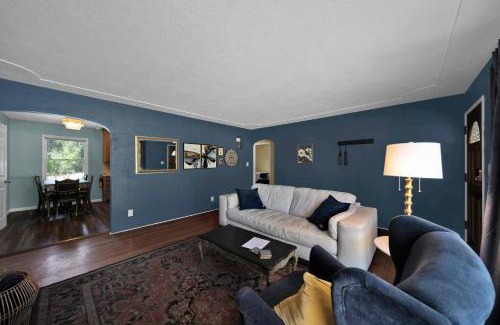 Redding House | Comfortable home near river access trail