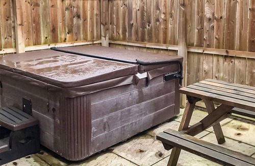 Bridlington Cottage | Comfortable modern cottage with one double and one with adult size bunks.