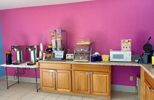 Andrews Hotel | Comfortable Queen Bed + Free Parking