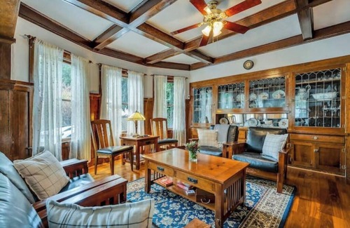 Calistoga Hotel | Comfortable Queen Getaway. Free Parking Near Top Downtown Calistoga Attractions!