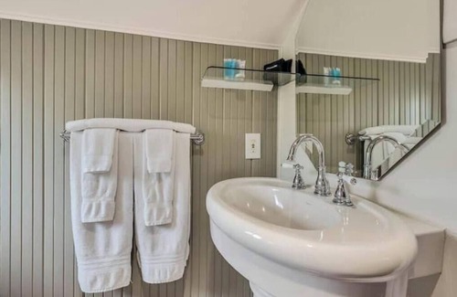 Calistoga Hotel | Comfortable Queen Getaway. Free Parking Near Top Downtown Calistoga Attractions!