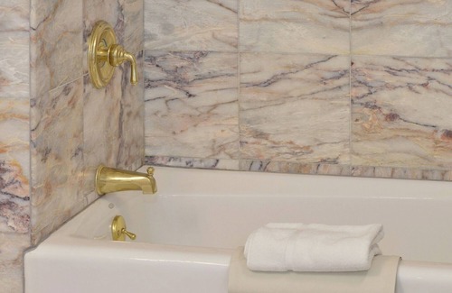 Santa Rosa Hotel | Comfortable Yet Adventurous Junior Suite Near Trails, Tasting Rooms + Local Eats