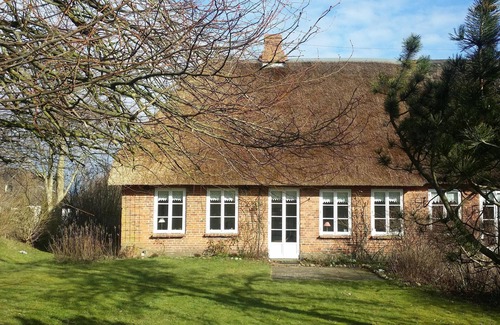 Wobbenbull House | Comfortably furnished thatched roof house with a large garden