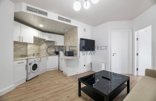 Jumeirah Lake Towers Apartment | Comfy 1BR with Lake View