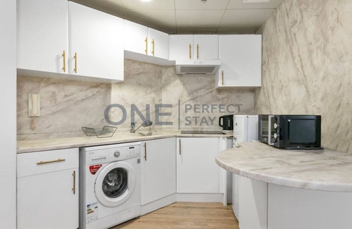 Jumeirah Lake Towers Apartment | Comfy 1BR with Lake View