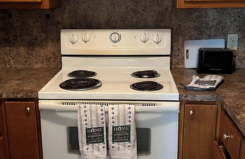 Highlands - Perkins Apartment | Comfy 2 bedroom w 1 bath near LSU. 5 minutes to downtown. Pet friendly.