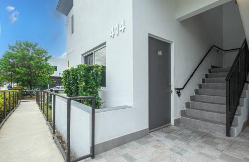 Hallandale Beach Apartment | Comfy 3 Bed 2 Bath Apt W Free Parki