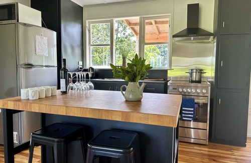Shelly Beach House | Comfy 3-bedroom house surrounded by vineyard in South Head an hour from Auckland