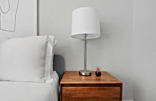 East Albany Park Apartment | Comfy and Chic 2BR Apt close to Shops - Sunnyside 2F