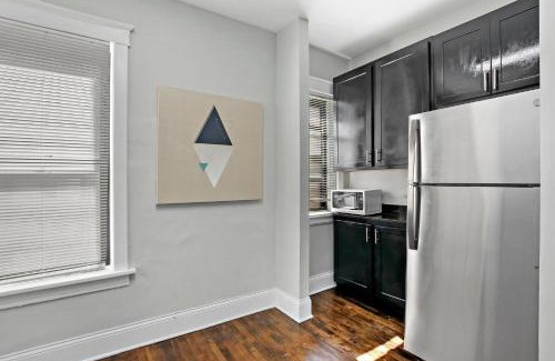 East Albany Park Apartment | Comfy and Chic 2BR Apt close to Shops - Sunnyside 2F