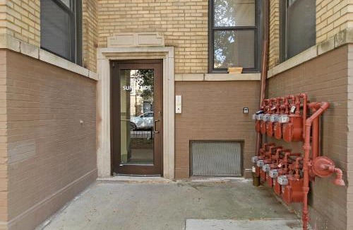 East Albany Park Apartment | Comfy and Chic 2BR Apt close to Shops - Sunnyside 2F