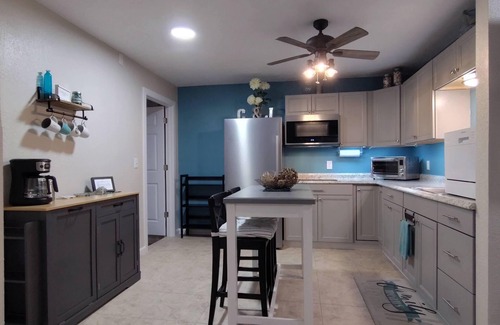 Memphis Apartment | Comfy and cozy 1BR downstairs apt with King sized bed, centrally located for fun