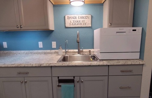 Memphis Apartment | Comfy and cozy 1BR downstairs apt with King sized bed, centrally located for fun