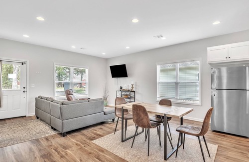 Columbus House | Comfy & Convenient 2BR Guest House in Columbus