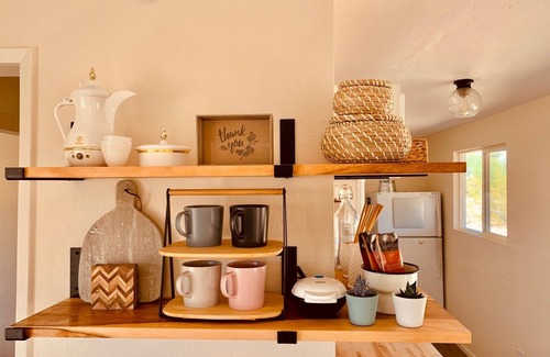 Joshua Tree House | Comfy Cottage With Writer Cabin and Book Nook. Pet-Friendly Fully Fenced Yard