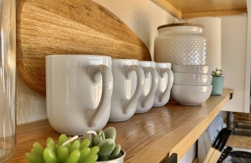 Joshua Tree House | Comfy Cottage With Writer Cabin and Book Nook. Pet-Friendly Fully Fenced Yard