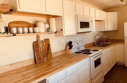 Joshua Tree House | Comfy Cottage With Writer Cabin and Book Nook. Pet-Friendly Fully Fenced Yard