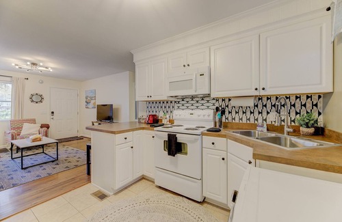 Old Shandon Apartment | Comfy Cozy Convenient Condo