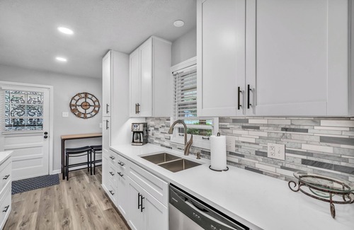 Memphis House | Comfy home in E Memphis centrally located. Minutes to everything!