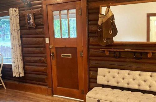 Cody House | Comfy log cabin in walking distance of downtown