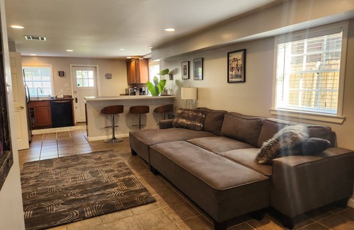 Central Carrollton Association House | Comfy on Carrollton Avenuen dog friendly on streetcar line!n