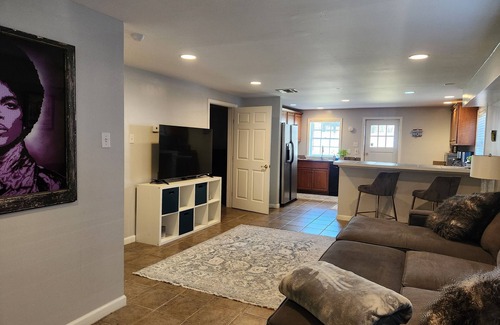 Central Carrollton Association House | Comfy on Carrollton Avenuen dog friendly on streetcar line!n