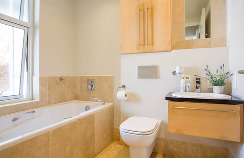 Herolds Bay House | Comfy Room in a Seafront Villa