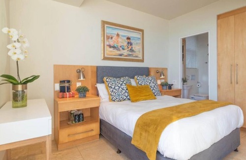 Herolds Bay House | Comfy Room in a Seafront Villa