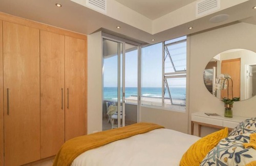 Herolds Bay House | Comfy Room in a Seafront Villa