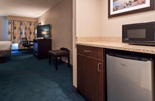 Blaine Hotel | Comfy Suite Near I-70 in Saint Clairsville w/Free Breakfast & Pool!