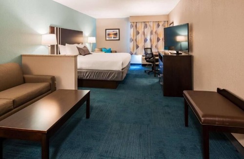 Blaine Hotel | Comfy Suite Near I-70 in Saint Clairsville w/Free Breakfast & Pool!