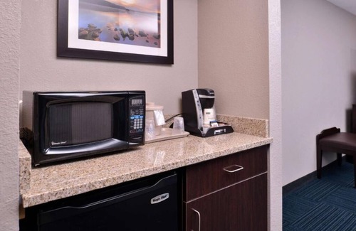 Blaine Hotel | Comfy Suite Near I-70 in Saint Clairsville w/Free Breakfast & Pool!