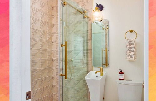 Westlake Apartment | Comfy Sunlit Queen Studio! Pet friendly! Near DTLA