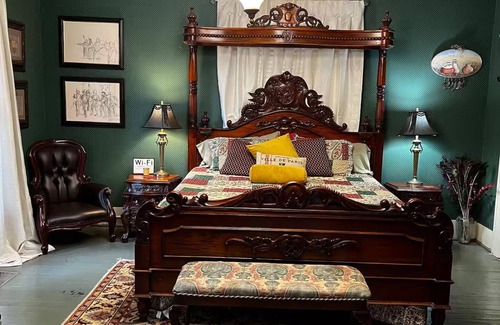 Bainbridge Bed & Breakfast | Commodore Bed & Breakfast/Library Room