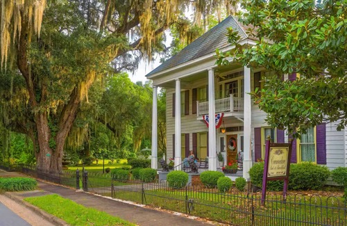 Bainbridge Bed & Breakfast | Commodore Bed & Breakfast/Red Room