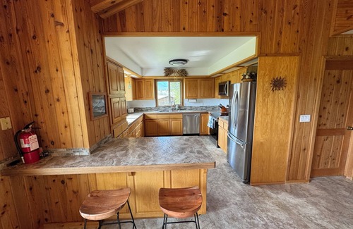 Grantsdale Cabin | Como View Cabin - 2 bedroom cabin, epic views, close to fishing access, sleeps 4